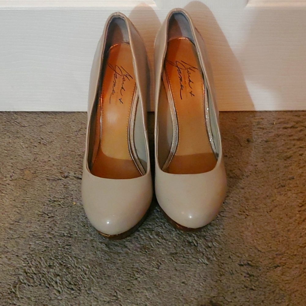 Womens Size 7 Badgley Mischka wedge heels